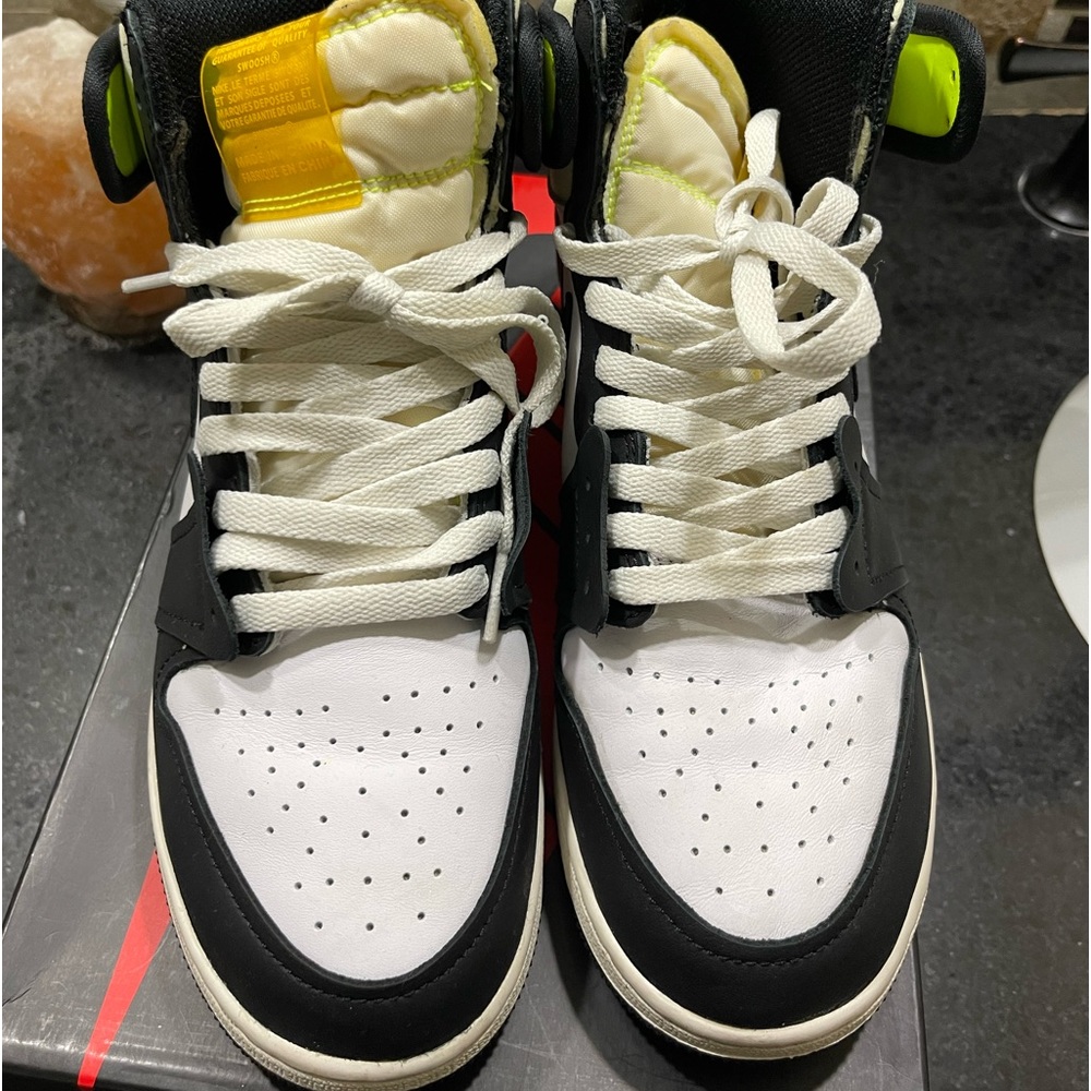 Air Jordan “volt” size 6.5